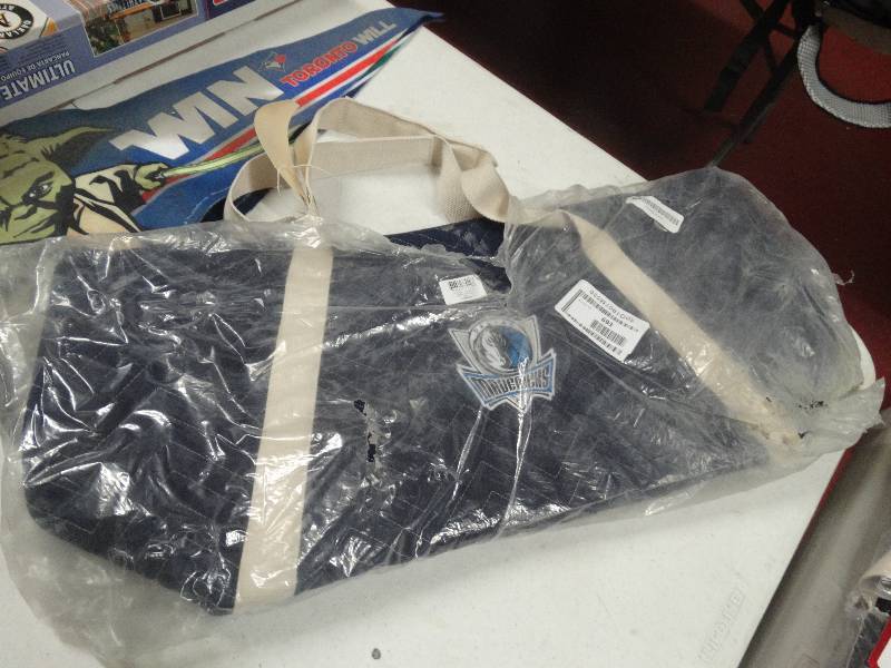 lot 693 image: Dallas mavericks weekender bag.