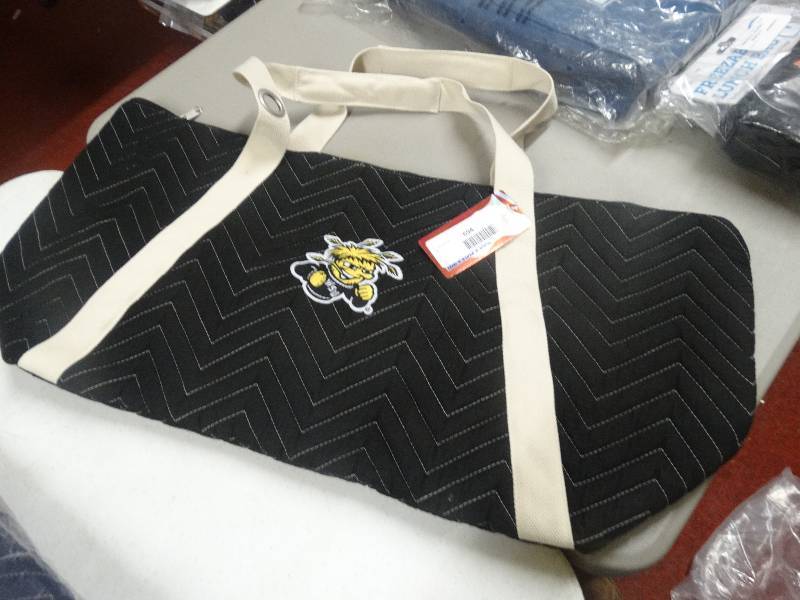 lot 694 image: WSU Weekender bag.