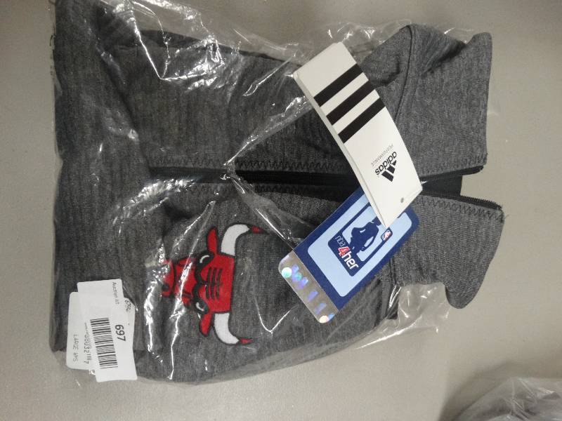 lot 697 image: Chicago bulls large pull over.