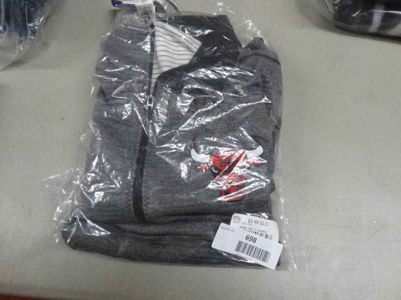 lot 698 image: Chicago bulls large pull over.