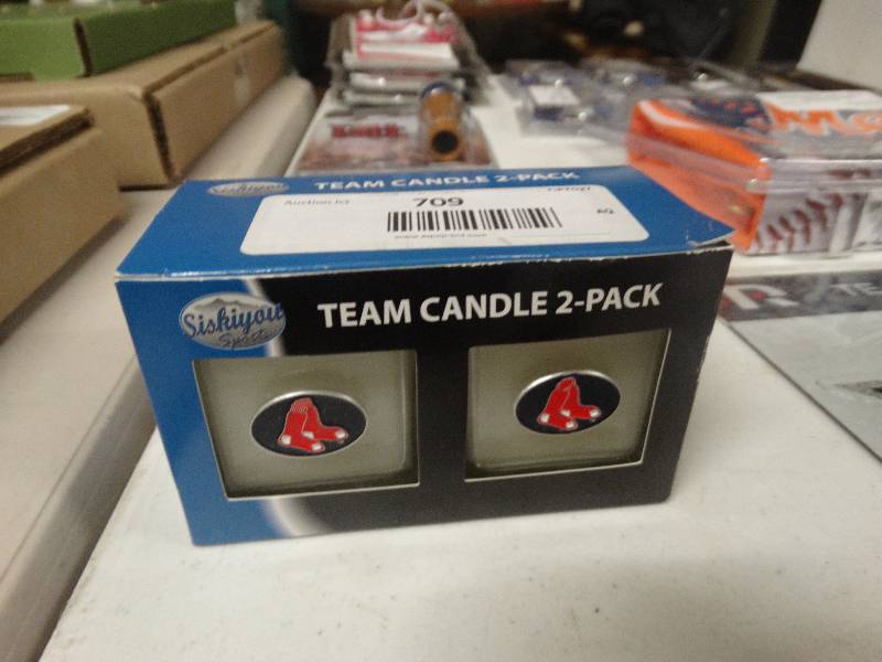 lot 709 image: 2 Pack red socks candles.