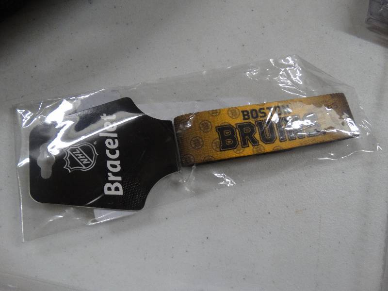lot 733 image: Boston Bruins bracelet.