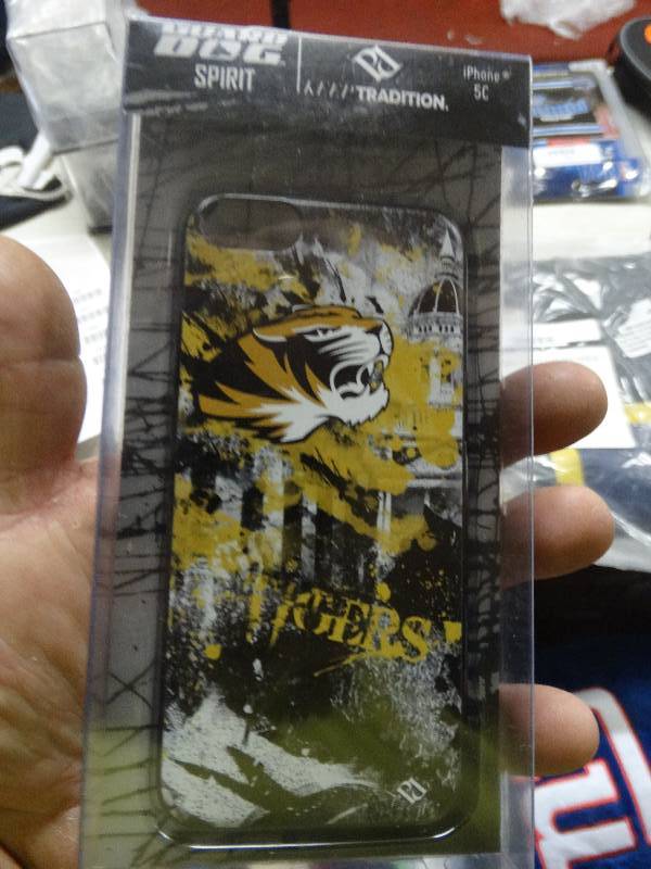 lot 743 image: Missouri I phone 5c face plate.