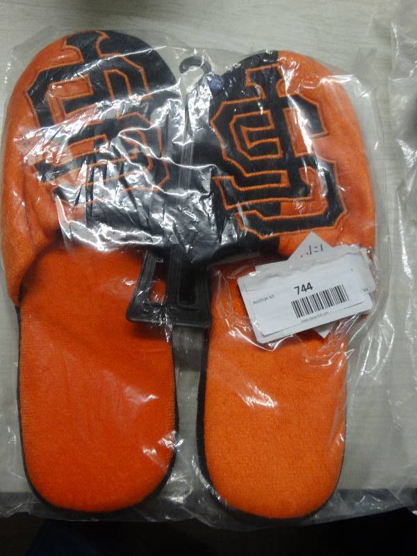 lot 744 image: Giant slippers 1 size.