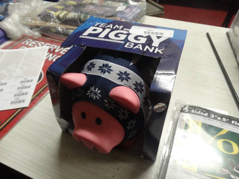 lot 747 image: Team New York Yankees piggy bank.