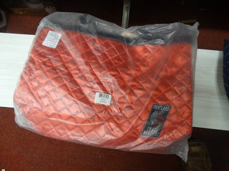 lot 762 image: Portland trail blazers quilted tote.