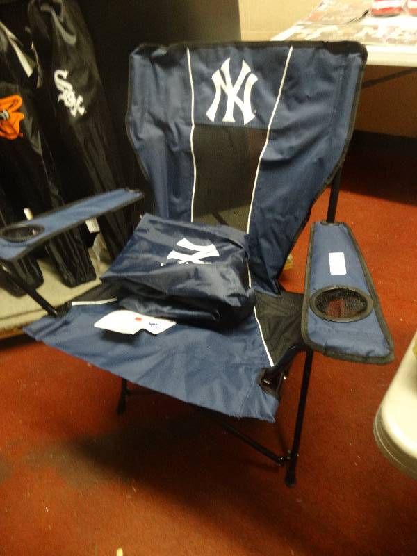 lot 766 image: New York Yankees Folding camp chair wbag.