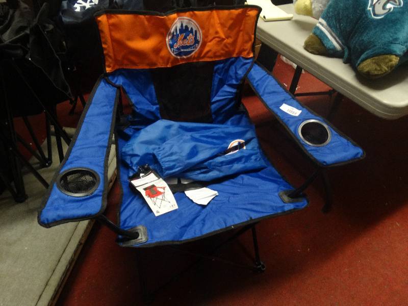 lot 770 image: Mets Folding camp chair wbag.