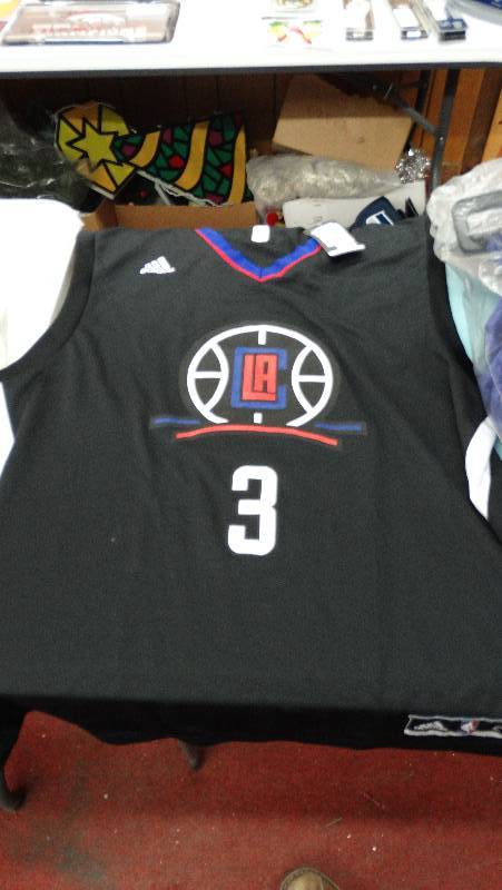 lot 793 image: New medium clippers replica jersey.