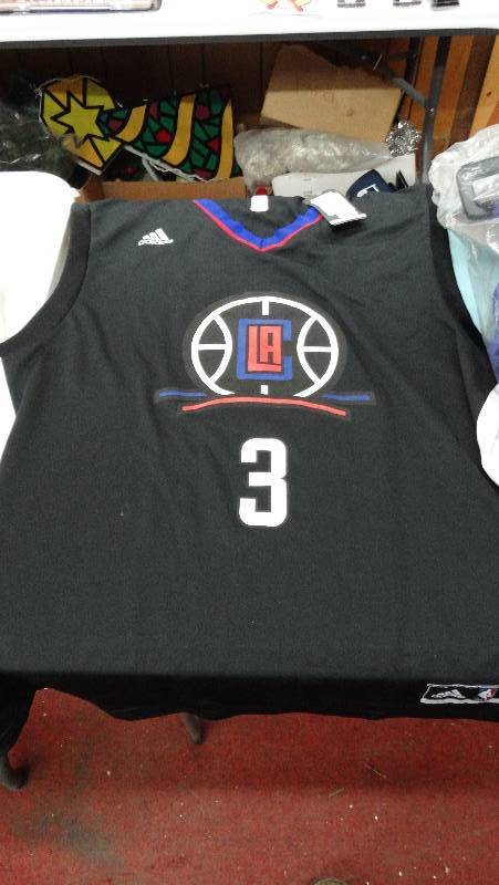 lot 794 image: New medium clippers replica jersey.