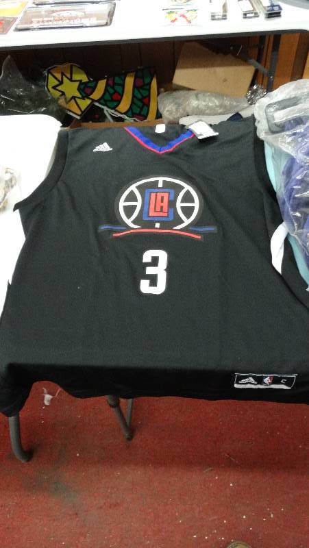 lot 795 image: New medium clippers replica jersey.
