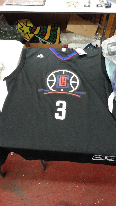 lot 796 image: New medium clippers replica jersey.