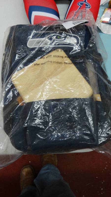 lot 802 image: Seattle Seahawks picnic kit.