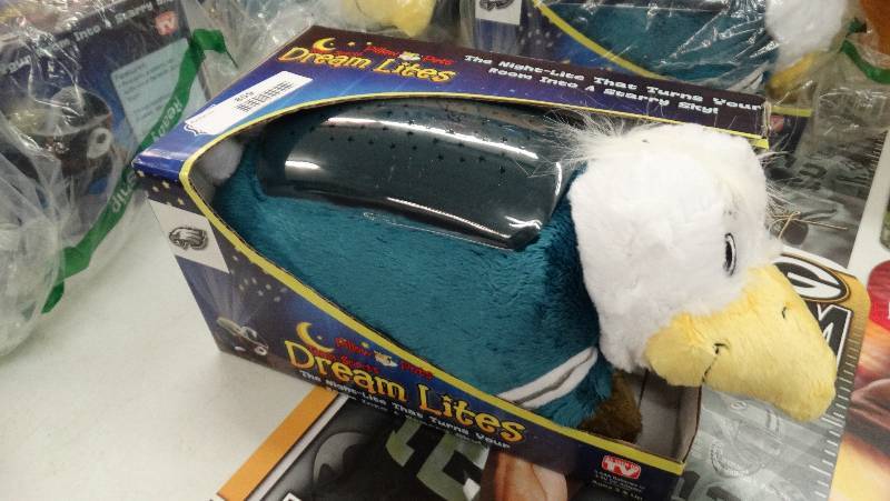 lot 860 image: Eagles pillow pet.