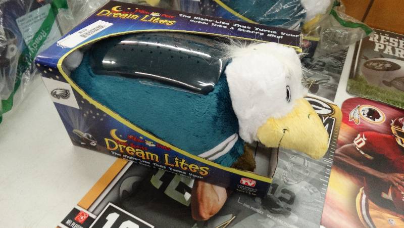 lot 863 image: Eagles pillow pet.