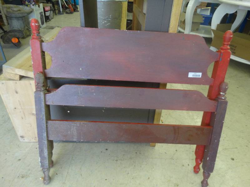 lot 1751 image: Head & foot board for twin bed.