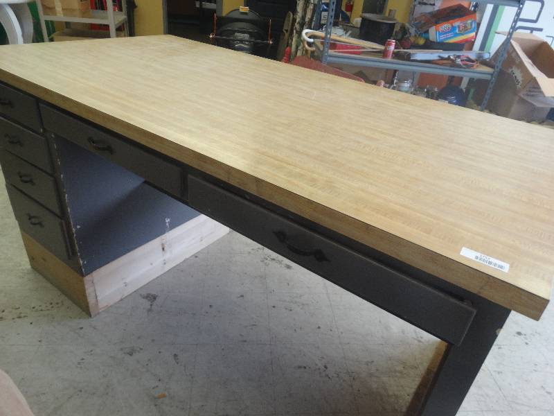 lot 1752 image: Built up work benchdesk.