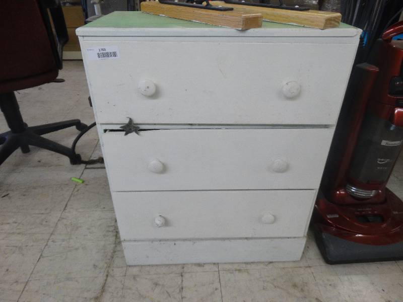lot 1763 image: 3 Drawer dresser.