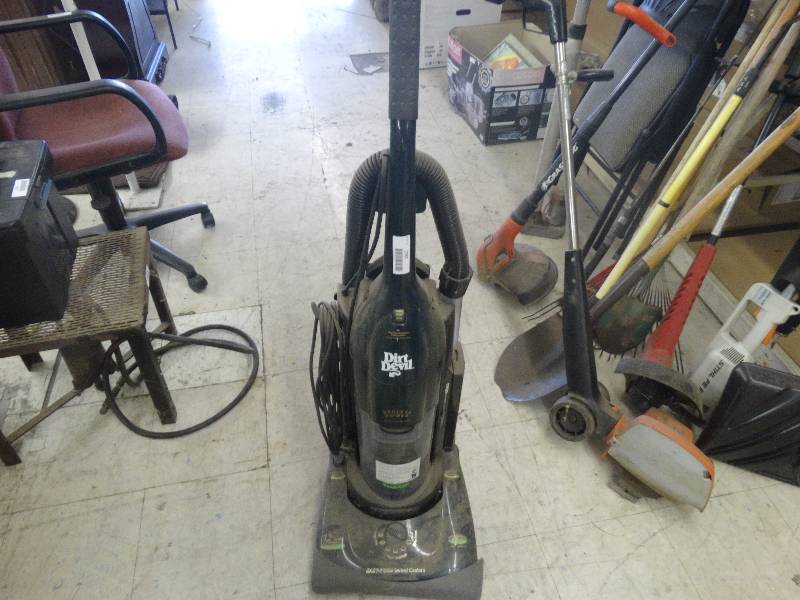 lot 1767 image: Dirt Devil, 12 Amp vacuum.