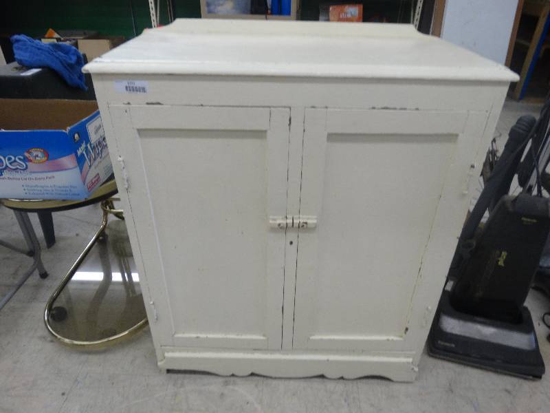 lot 1777 image: White cabinet.