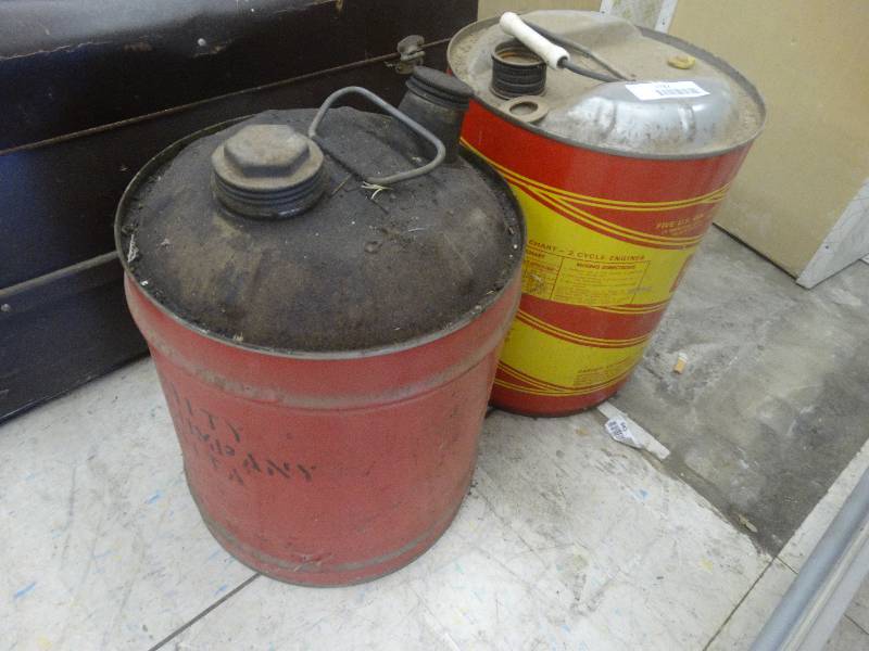 lot 1782 image: 2 Gas cans.