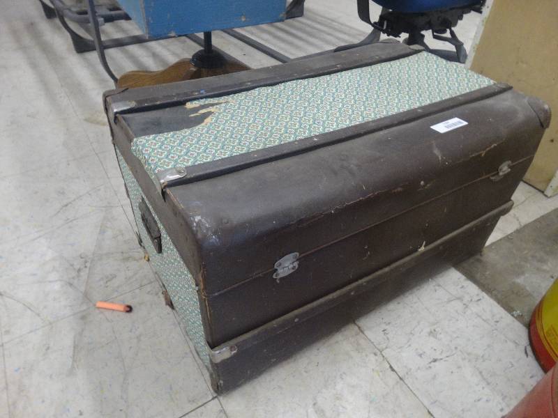 lot 1784 image: Chest.