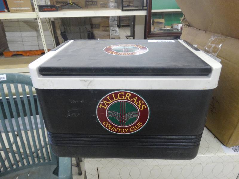 lot 1785 image: Ig100 carry cooler & Coleman cooler.