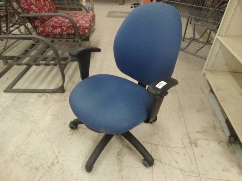 lot 1789 image: Nice office chair.