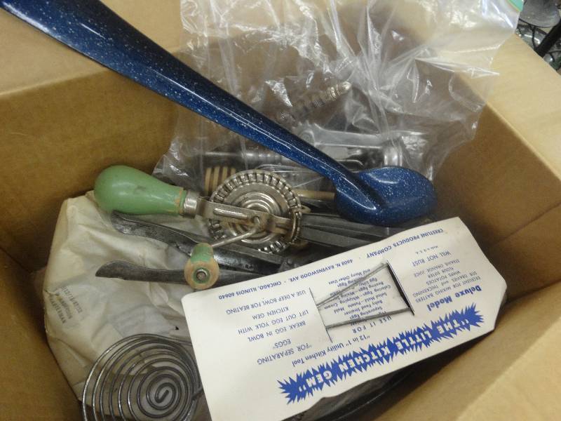 lot 1795 image: Box of misc items.