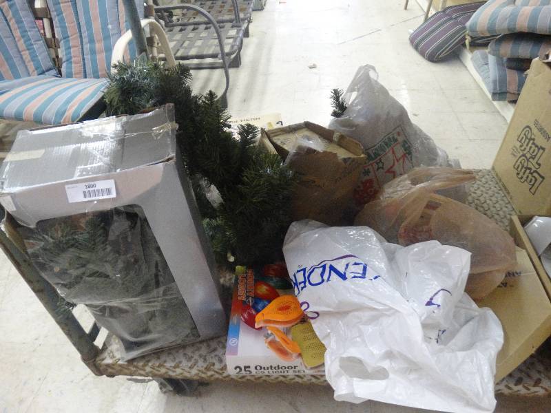 lot 1800 image: Christmas decor.