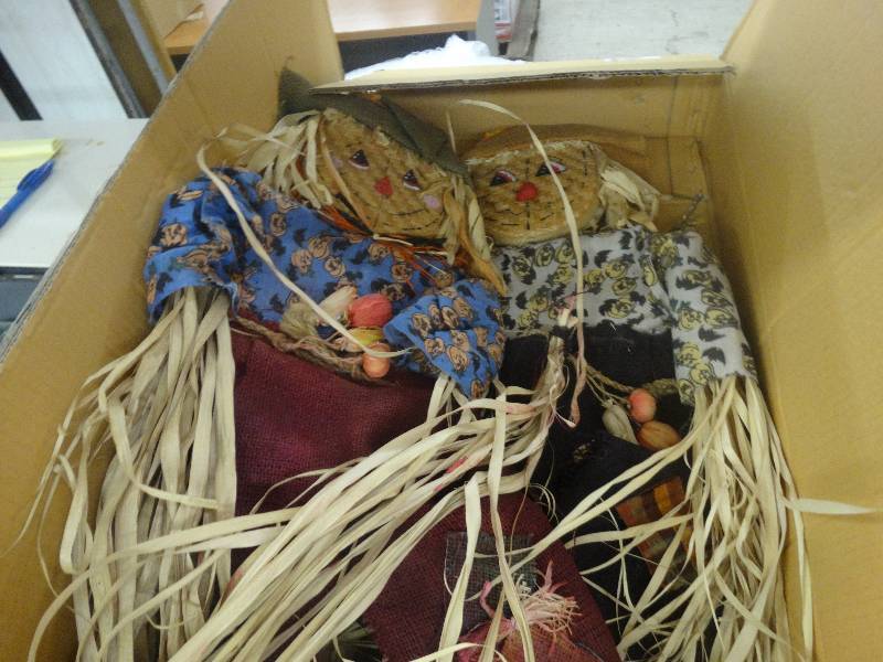 lot 1808 image: 2 Scarecrow yard decor.