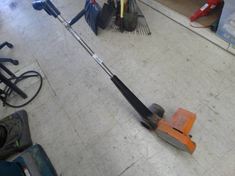 lot 1836 image: Black & Decker 1.25HP edger.