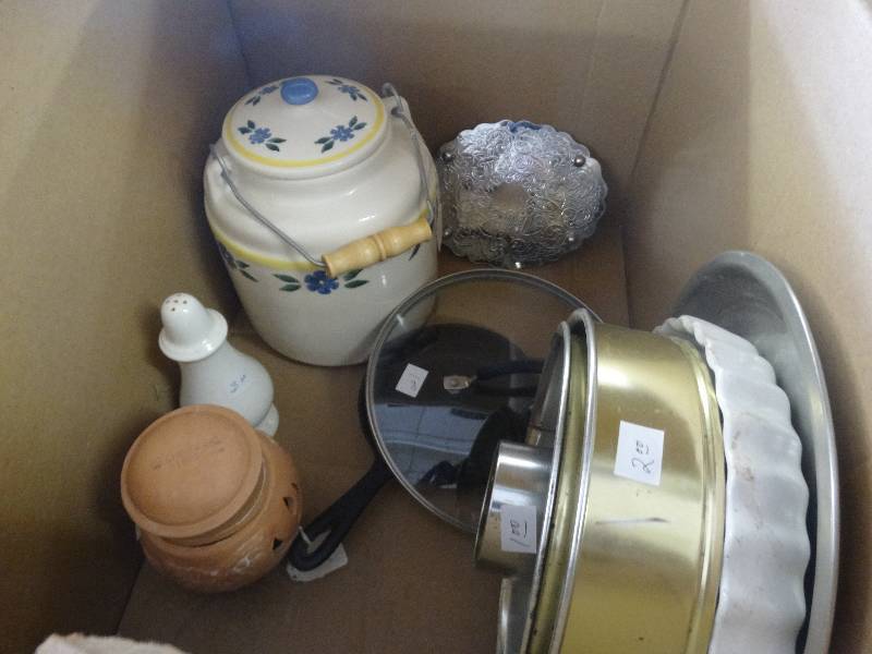 lot 1843 image: Box of kitchenware.