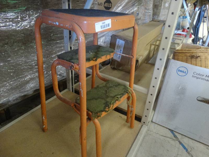 lot 1849 image: 2 Step-pullout step stool.