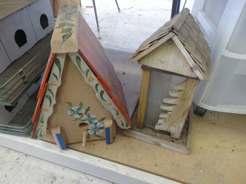 lot 1899 image: Feeder & bird house.