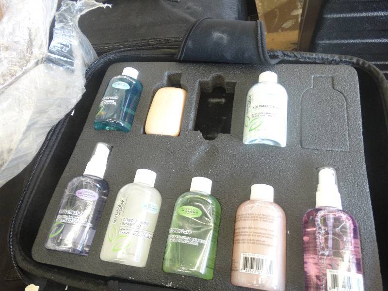 lot 1906 image: Hygiene products in carry case.