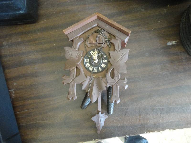 lot 1908 image: Coo coo clock.