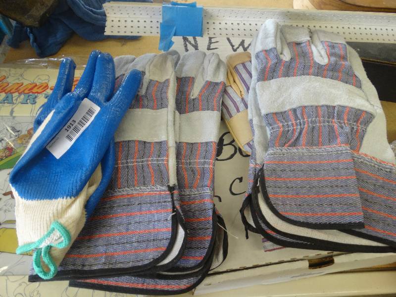 lot 1913 image: 5 Pairs of gloves.