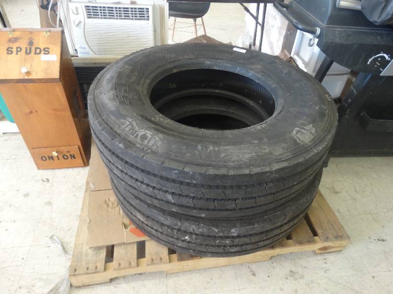 lot 1917 image: 2 11r 22.5 General steer tires.