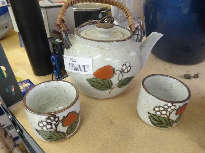 lot 1927 image: Tea pot & tea cups.