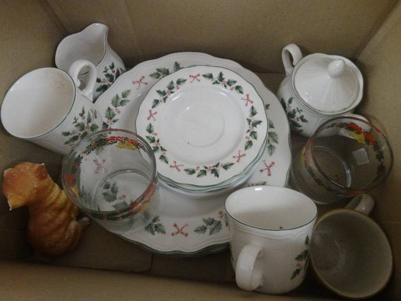 lot 1941 image: Lot of decorative glass ware set & misc glassware.