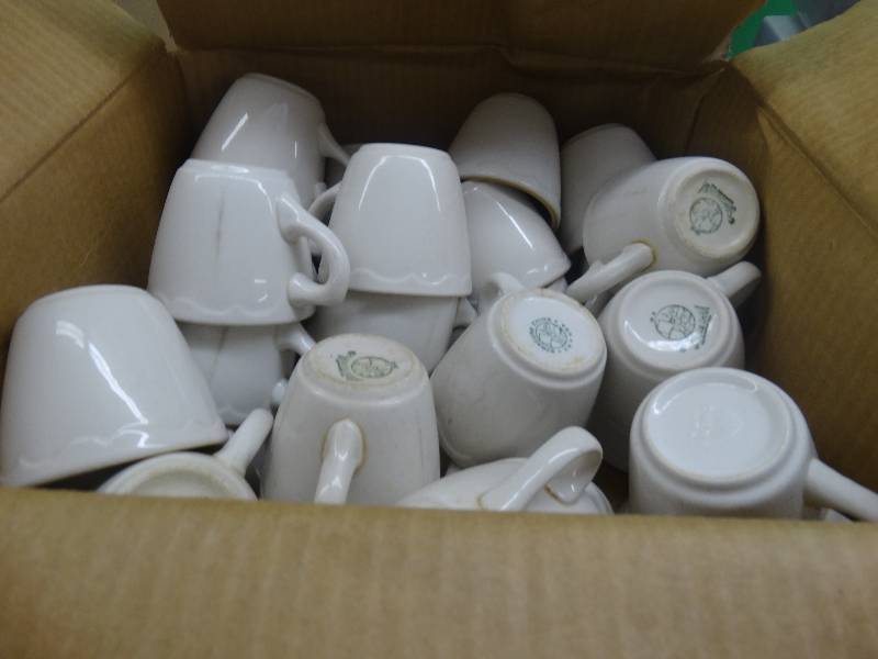 lot 1950 image: Box of cups.