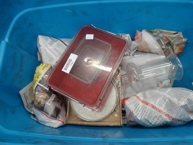 lot 1957 image: Containers & glassware No tote.