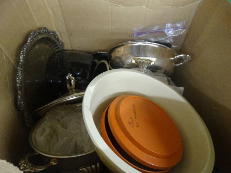 lot 1974 image: Box of various kitchen ware.