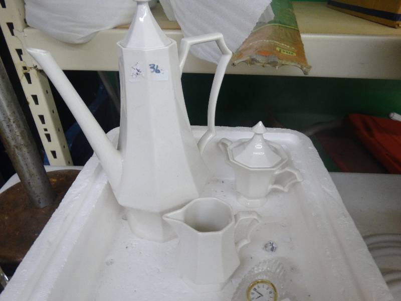 lot 1979 image: 3 Piece set & heart clock.