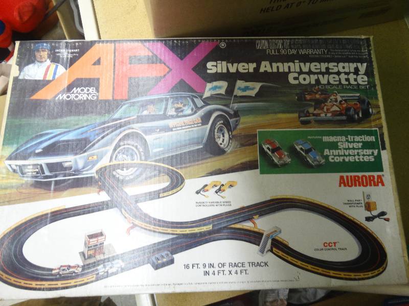 lot 1986 image: AFX Ho scale race set.