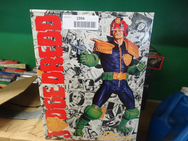 lot 1994 image: Judge dredd model vinyl kit.