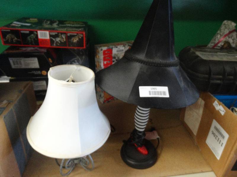 lot 1995 image: The wizard of Oz themed lamp & lamp.
