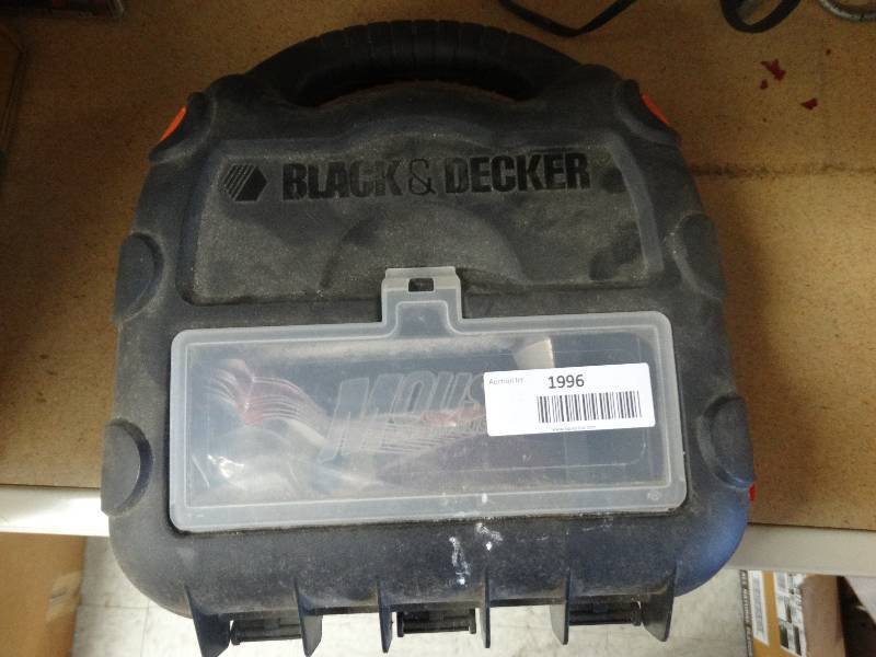 lot 1996 image: Black & Decker mouse sander wextra pads.
