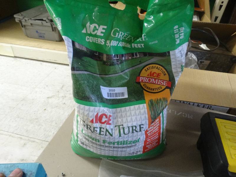 lot 2010 image: Lawn fertilizer.